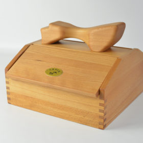 Handgearbeitete kleine Schuhputzkiste aus geöltem Buchenholz