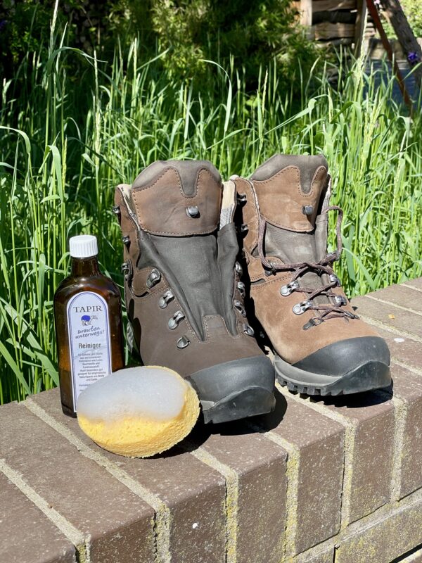 Ein Wanderstiefel gereinigt -vorher/nachher