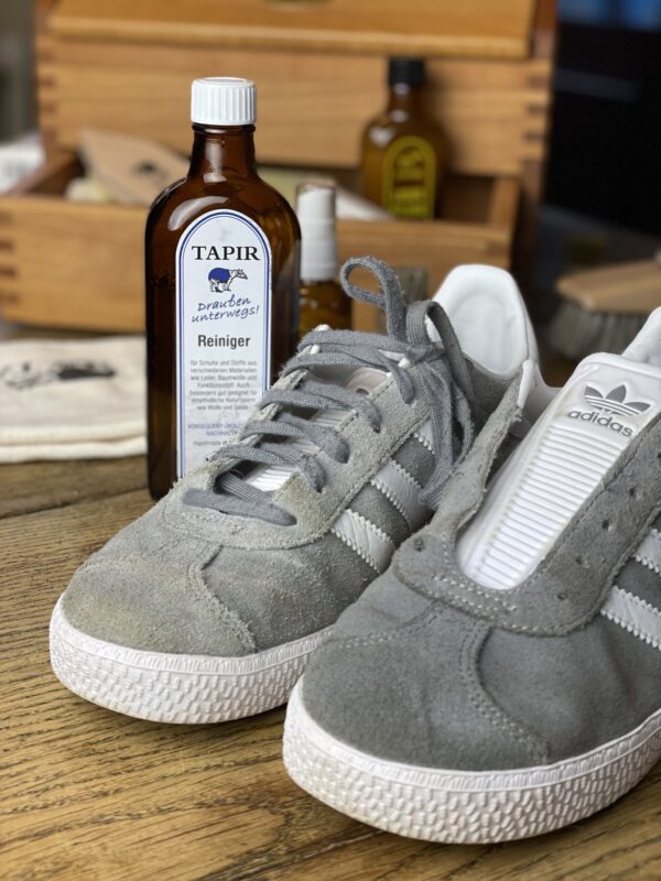 ein gereinigter noch Feuchter Sneaker