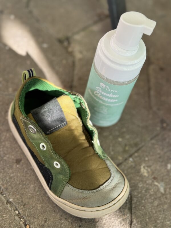 kurz vorm Einsprühen mit dem Sneaker Cleaner